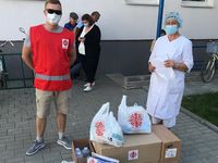 Die Mitarbeiter der Caritas mit Hilfsgütern für Krankenhäuser und soziale Einrichtungen. Foto: Caritas Belarus