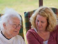 Betreuung von Menschen mit einer Demenz - pflegende Angehörige stehen jetzt vor besonderen Herausforderungen. Foto: Luetke/Malteser